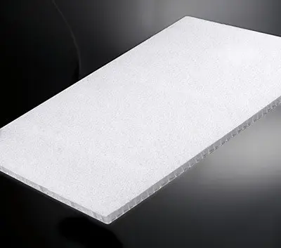 Plaque alvéolaire légère et résistante pour la fabrication de panneaux sandwich composites