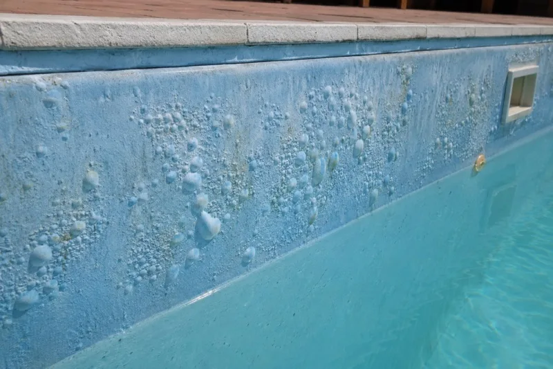 Osmose piscine : le guide complet pour comprendre, prévenir et réparer paroi d'une piscine contenant des bulles dû à l'osmose